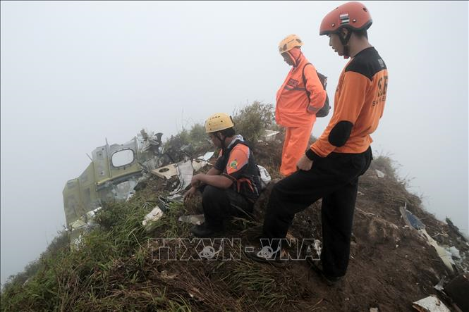 Vụ rơi máy bay tại Indonesia: Tìm thấy thi thể nạn nhân thứ hai